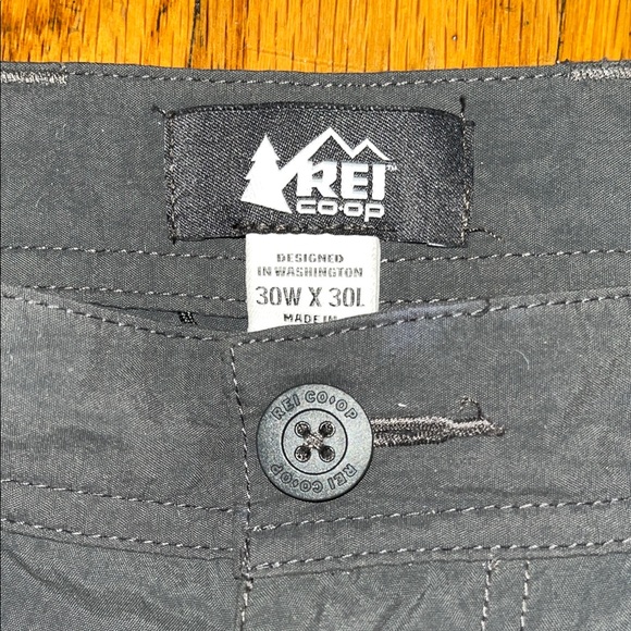 REI Co-Op Relaxed Men's Black Cargo Shorts Size 30 - Picture 4 of 10